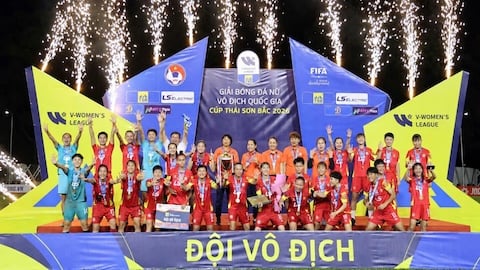 Chủ tịch VFF Trần Quốc Tuấn chúc mừng đội nữ TP.HCM I lên ngôi vô địch